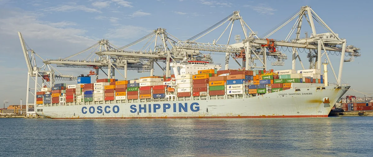 Container maritime vs box intérieure : le match honnête