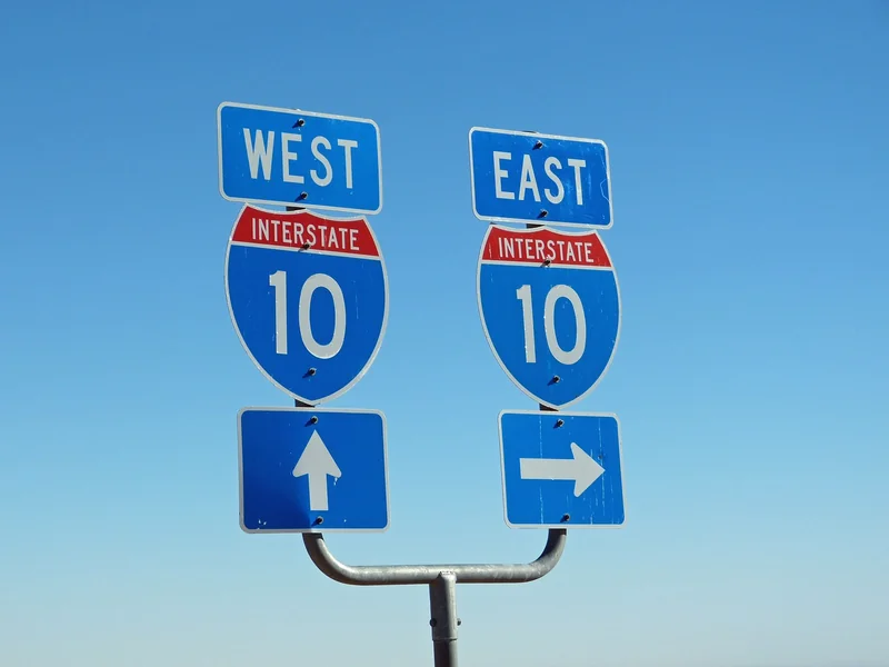Signalisation routière pour entreprise : quand le PLU impose des limites