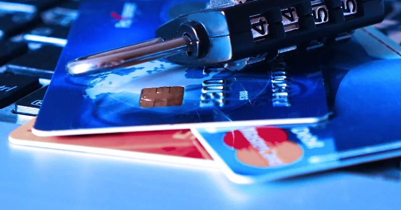 La carte MCD : une Mastercard bancaire, pas un menu
